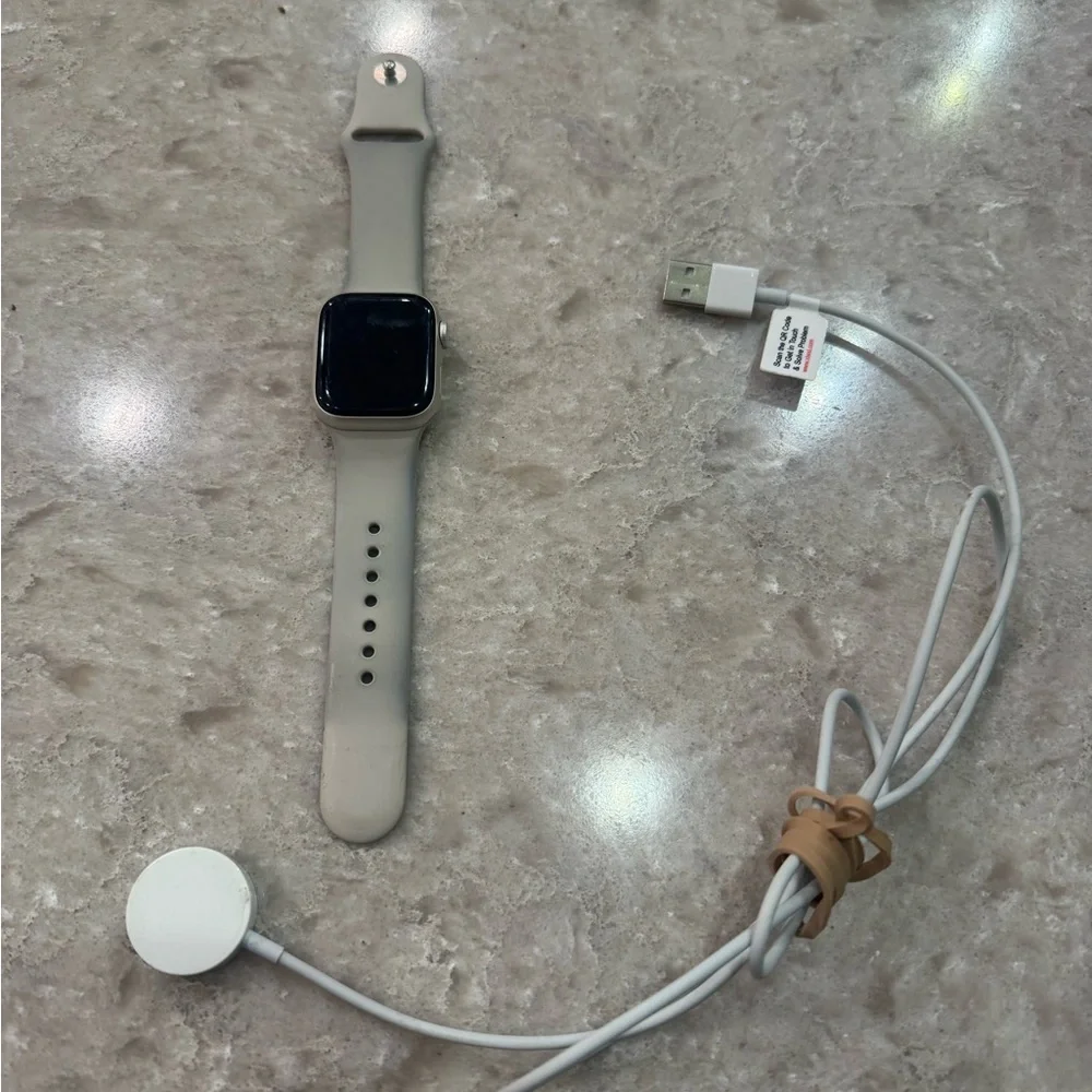 Apple Watch Series 8 41mm Starlight Aluminum Case Sport Band S/M GPS